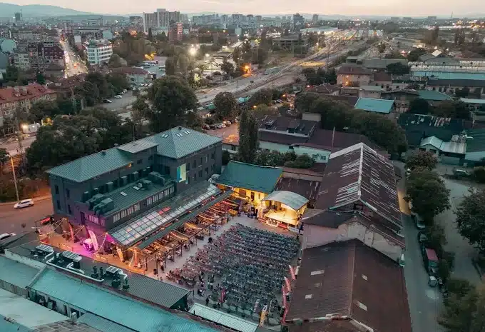 Панорамна вечерна снимка на мястото, където ще се проведат финалите на ER Champ 2025, показваща събитийното пространство и публика.